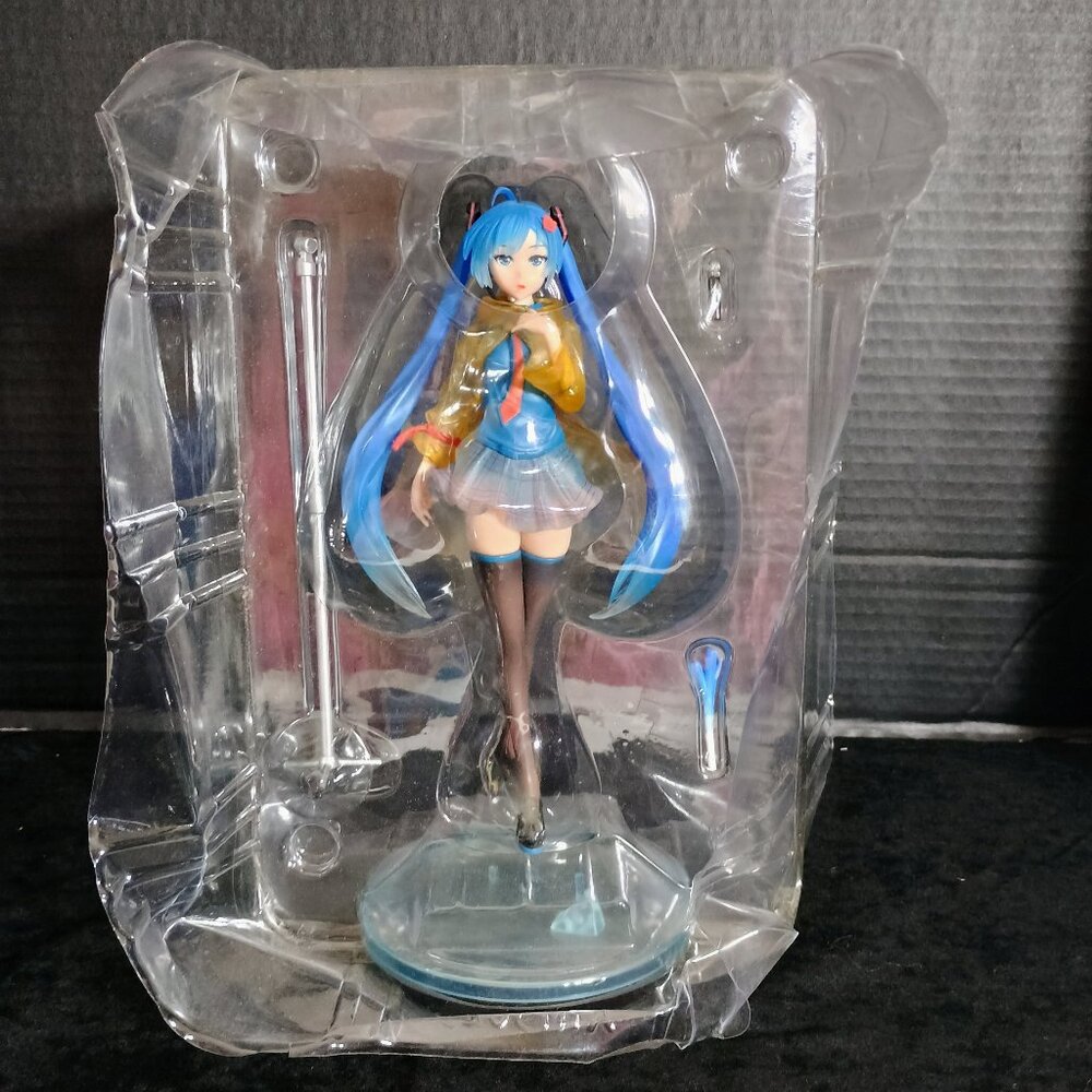 NWOT Hatsune Miku approx. 8.3" Blue & Yellow Figure